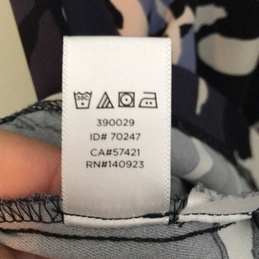 LOFT Paint Floral Flare Dress, size 0,
Poly/spandex, on-seam pockets - Picture 9 of 9